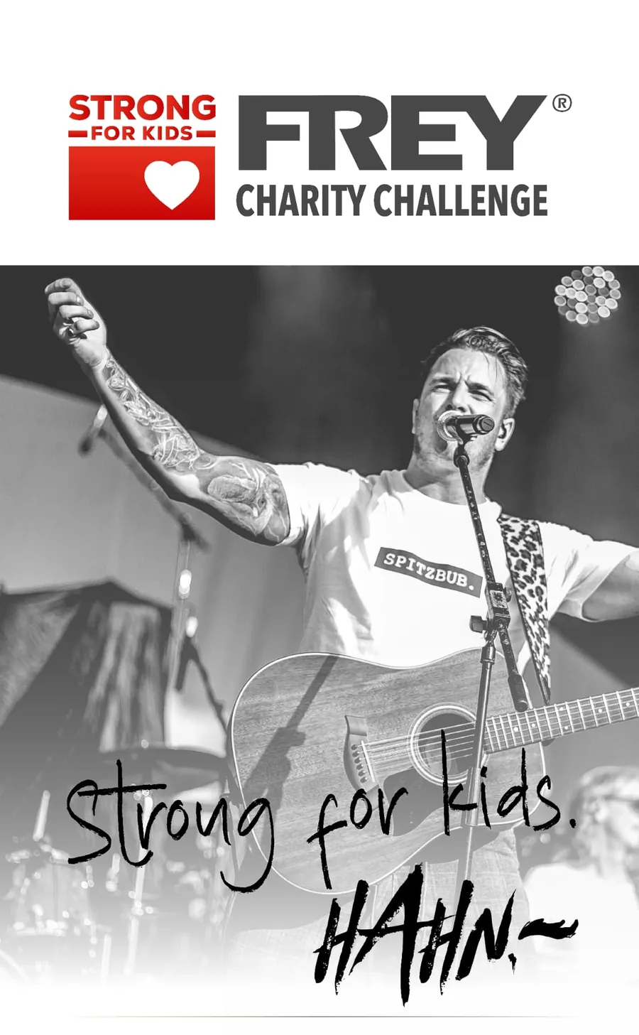 Strong for Kids – Manuel Hahn mit Gitarre auf der Bühne